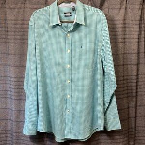 Men’s IZOD long sleeve non iron stretch shirt.